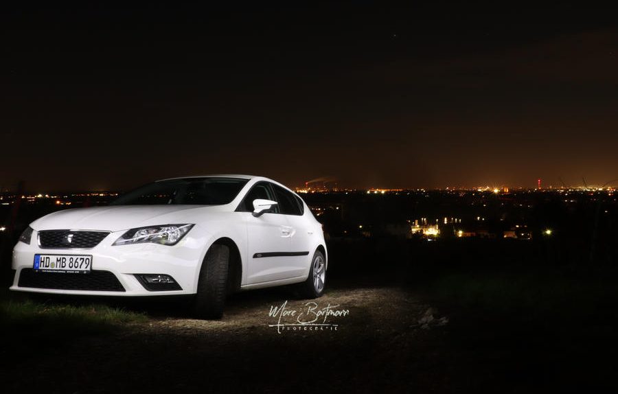 Seat Leon 5F Nightpainting mit Mannheim im Hintergrund